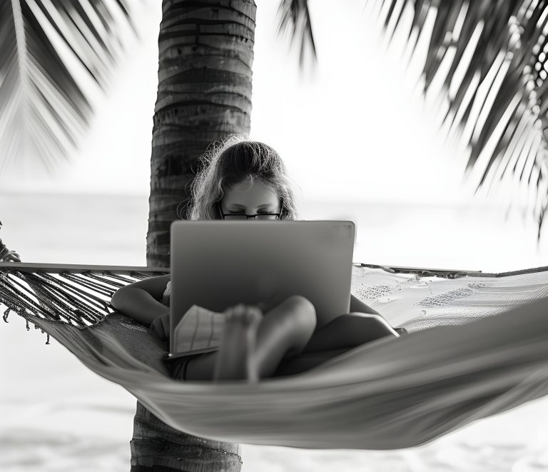 Obraz przedstawiający pracę zdalną i pytanie - czy mogę pracować skąd chce? Pani pracująca zdalnie na hamaku na plaży.
