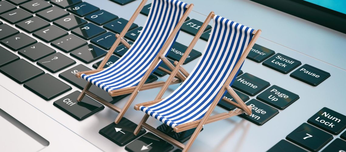 czy pracodawca może odmówić urlopu, symboliczna przerwa od pracy pokazana przez leżaki na klawiaturze laptopa czy pracodawca może odmówić urlopu, symboliczna przerwa od pracy pokazana przez leżaki na klawiaturze laptopa